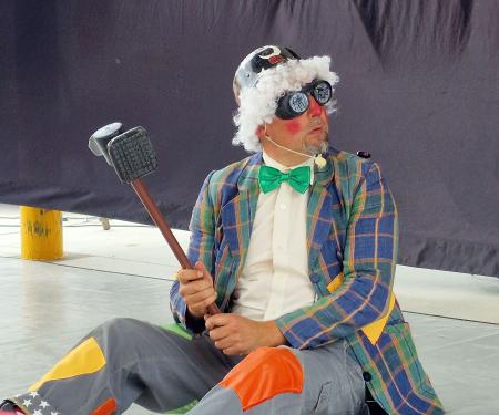 Espectáculo Infantil de Teatro y Circo. Klin, Klan, Klown:” Scola Petrosky”.